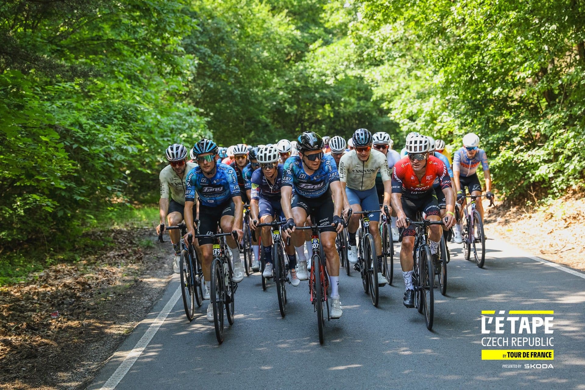 V prvním pelotonu se drží asi padesát cyklistů pohromadě.