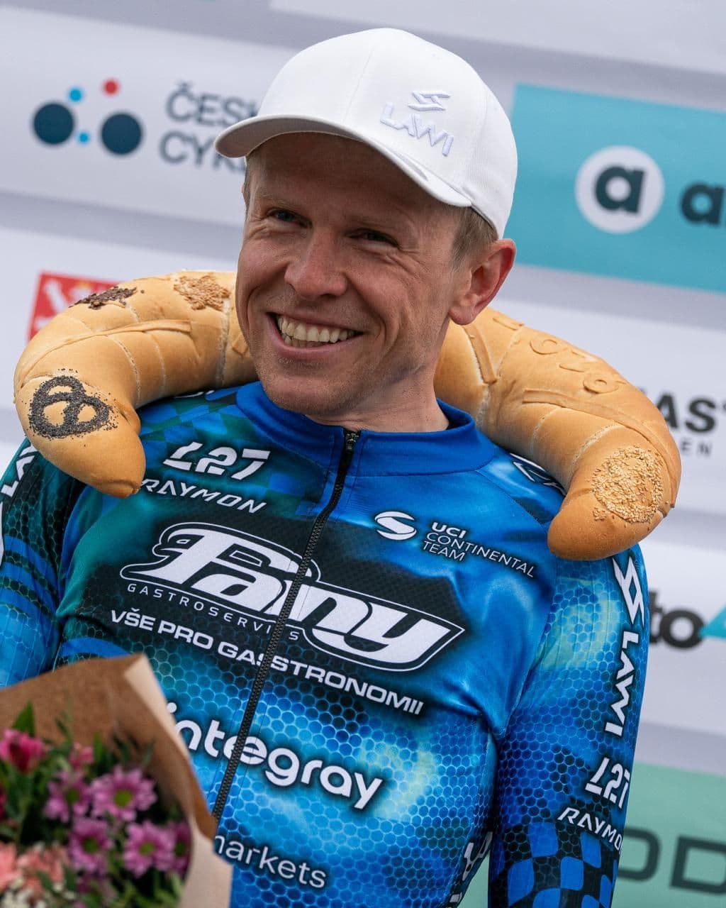 Daniel Turek s tradiční chlebovou odměnou na pódiu Velké Bíteše