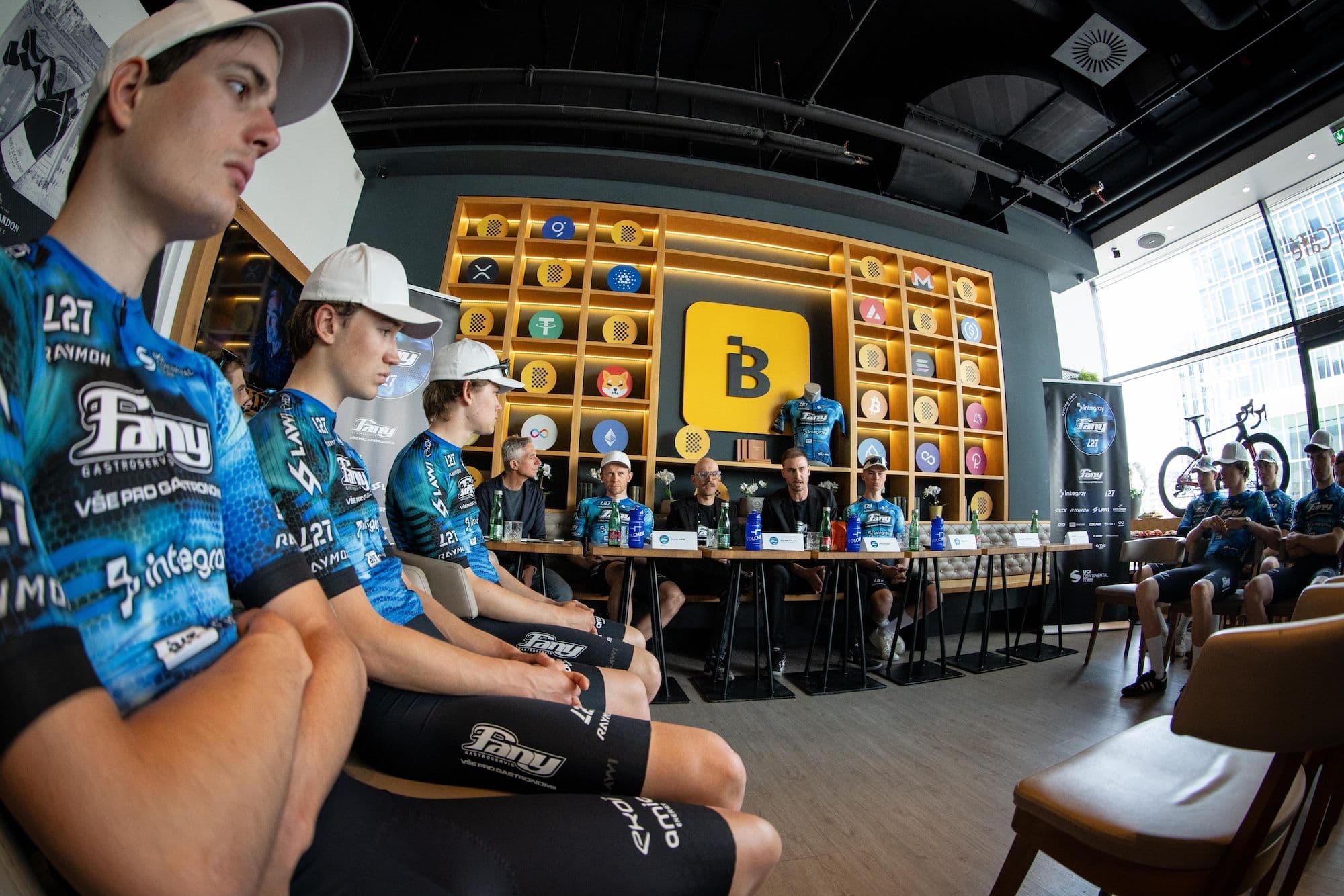 Závodníci a vedení Fany Gastro Integray L27 na tiskové konferenci v prostorách BIT markets