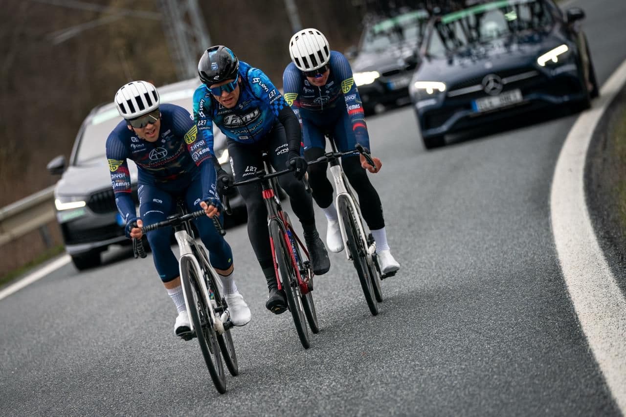Daniel Turek v dresu Fany Gastro Integray L27 v čelní skupině během závodu Velká Bíteš–Brno–Velká Bíteš