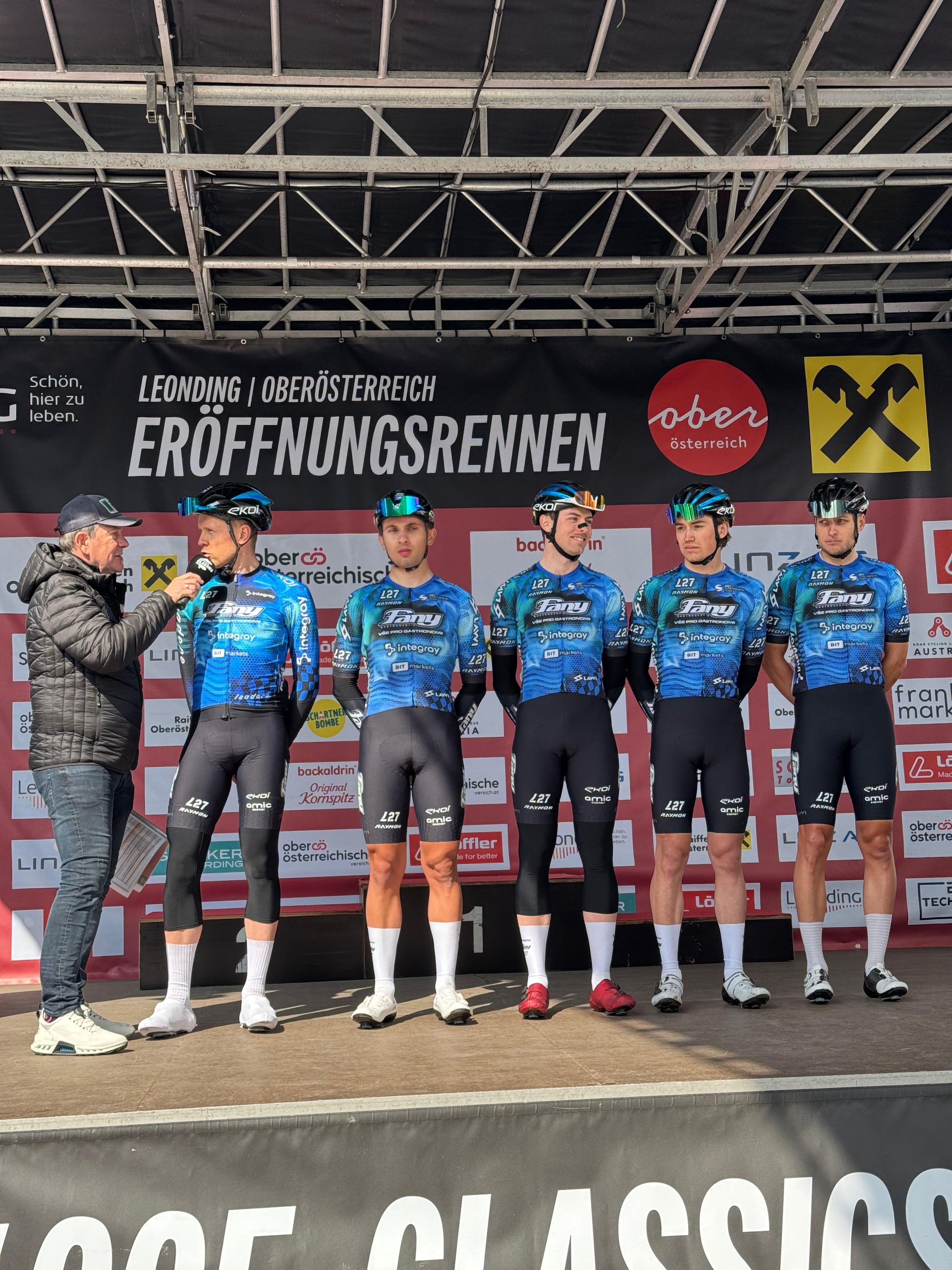 Pětičlenná sestava Fany Gastro Integray L27 na úvodním pódiu Leonding Eröffnungsrennen v Rakousku