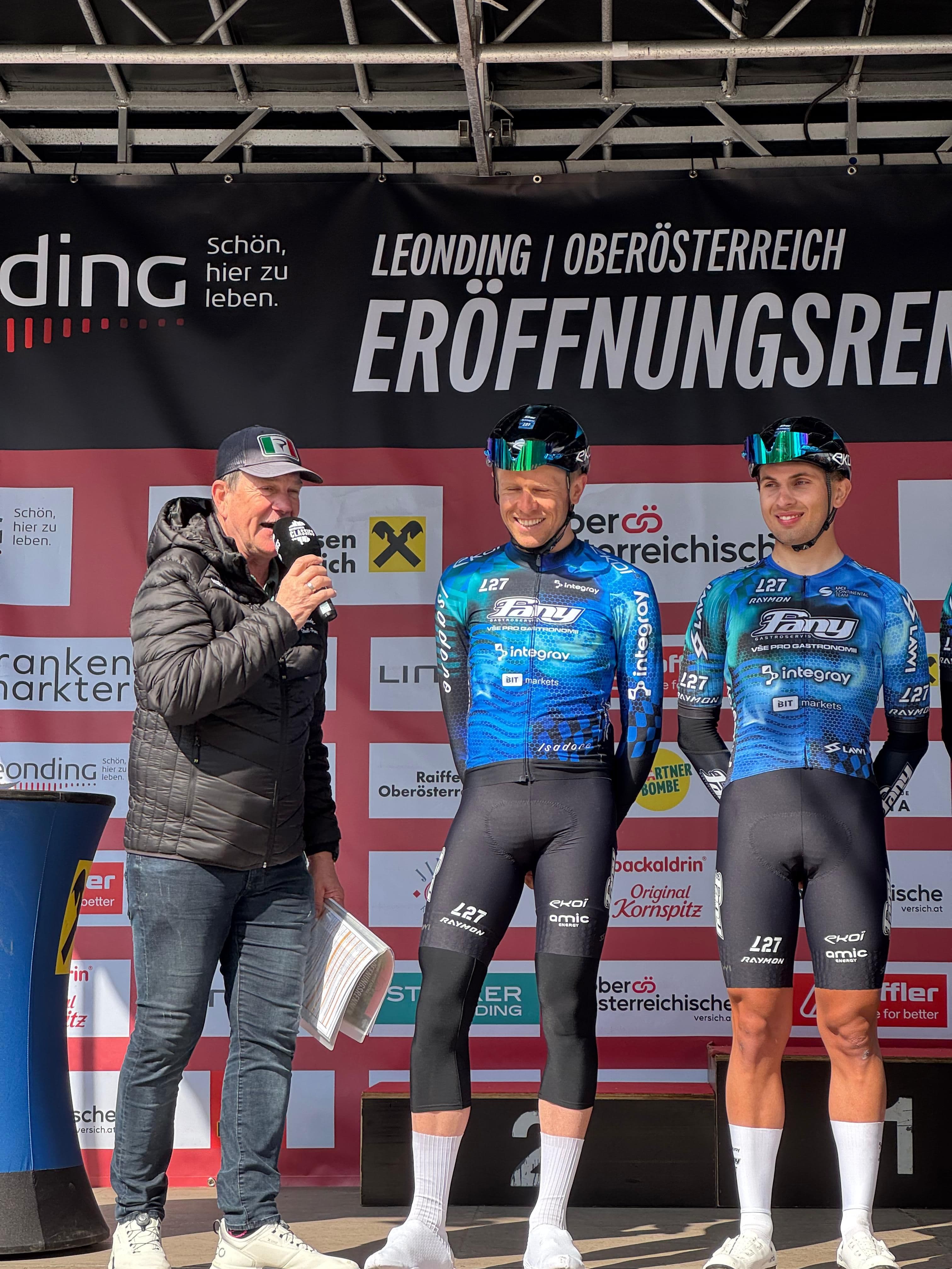 Daniel Turek a Vojtěch Seidl z Fany Gastro Integray L27 při představení týmů na startu Leonding Eröffnungsrennen