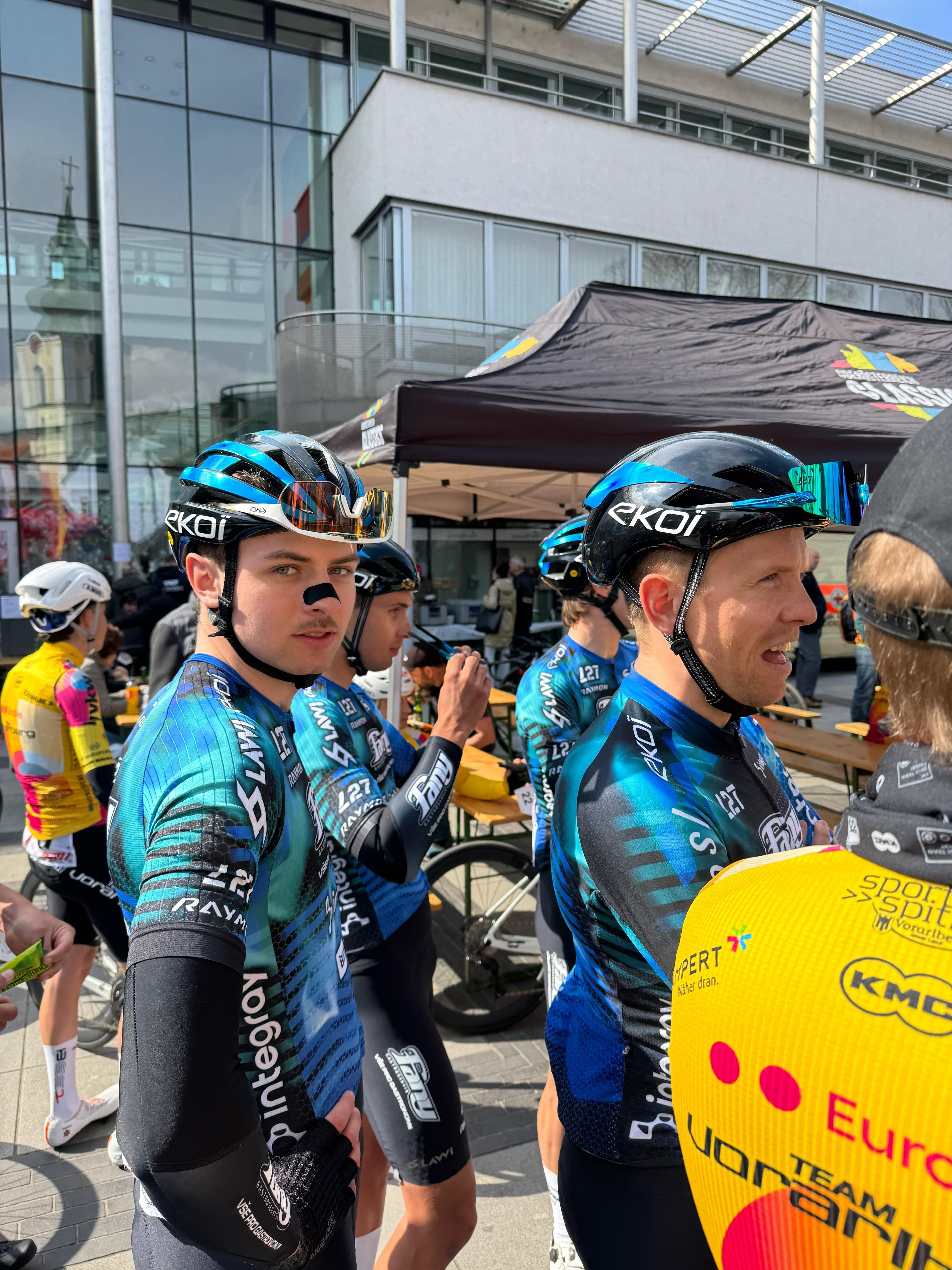 Závodníci Fany Gastro Integray L27 v helmách Ekoi čekají na představení týmů před Leonding Eröffnungsrennen